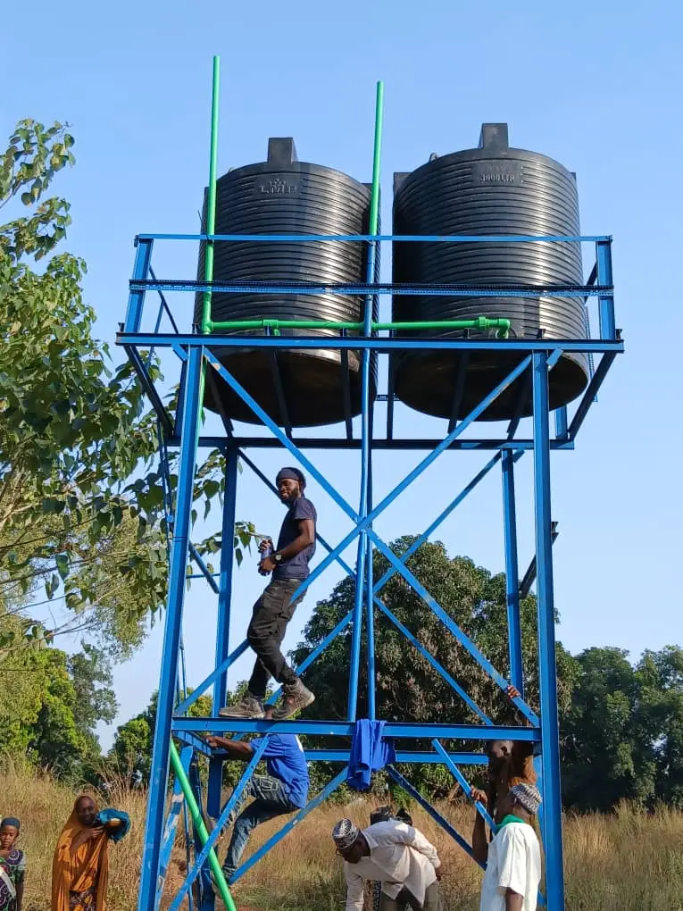 Château d'eau métallique — Installation complète